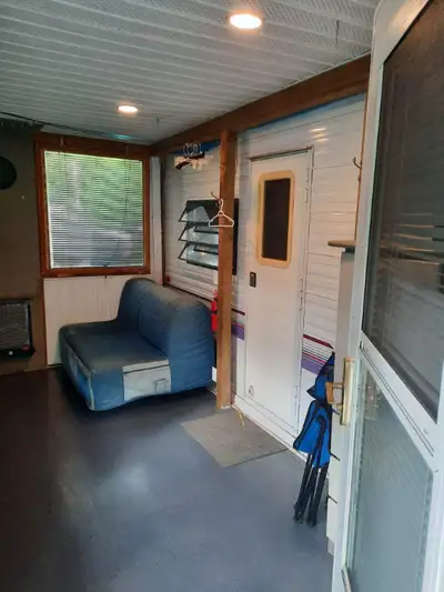 Site du camping au pin d'érable. Roulotte à vendre 30 x 10. Satellite 1995. Intérieur semblable à un...