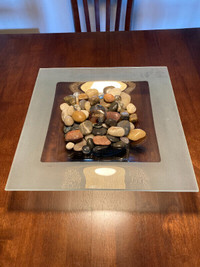 Frosted glass centerpiece with river stones - plat en verre