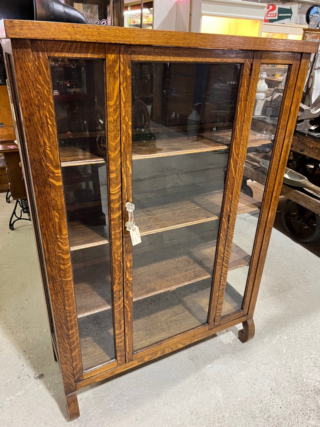 Beautiful solid oak display cabinet  in Hutches & Display Cabinets in Edmonton - Image 3