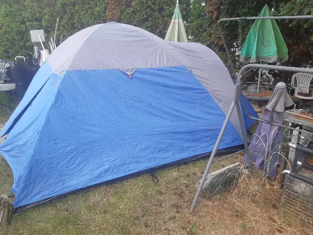 BACKPACKS + TENTS in Fishing, Camping & Outdoors in Kamloops - Image 4