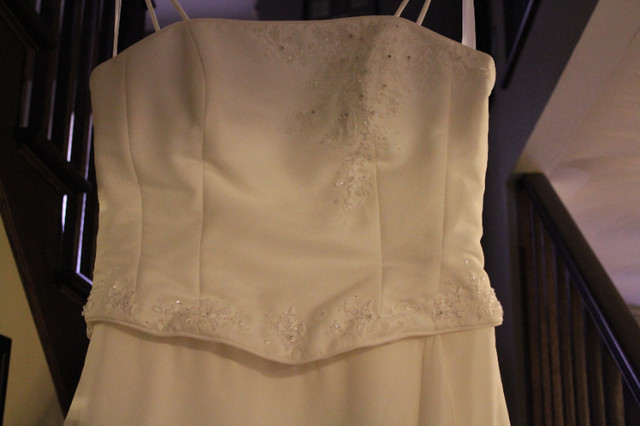 Beautiful Wedding Dress sz 14 and veil for sale in Wedding in Sudbury - Image 3