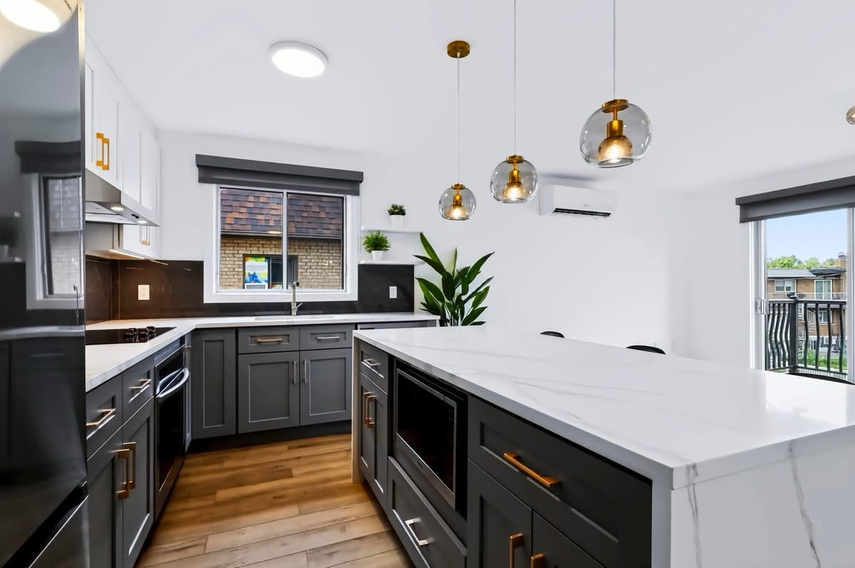 FULLY RENOVATED 2-BEDROOM | RESERVED PARKING + FIBRE INTERNET — photo 3