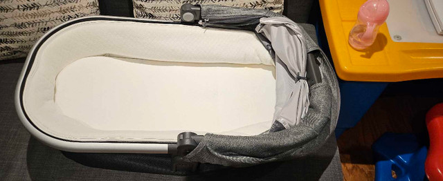 Uppababy V2 Bassinet and bassinet stand in Strollers, Carriers & Car Seats in Mississauga / Peel Region