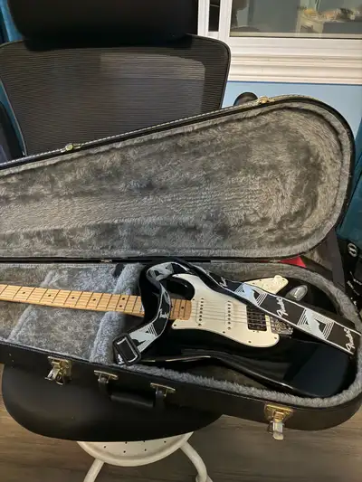 Selling my Fender Stratocaster, Made in Mexico, in the black & white finish. Guitar is in good condi...