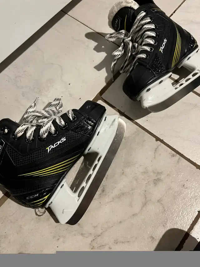 Patins à glace: deux pour enfants et un pour adulte ,prix variés in Hockey in Laval / North Shore - Image 3