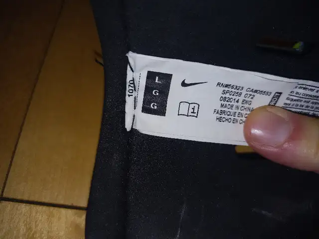 Nike soccer cleats & 2 sets of shin pads - Women's size 8 in Soccer in Dartmouth - Image 8