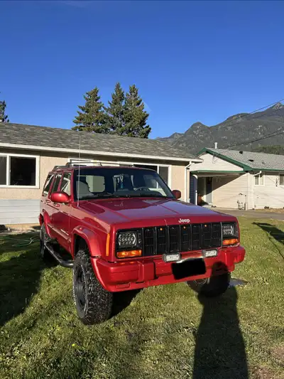 4.0L 1999 Jeep Cherokee Sport 4x4 Automatic / Driven 300,000 kilometres Clean title Rust free 242 tr...
