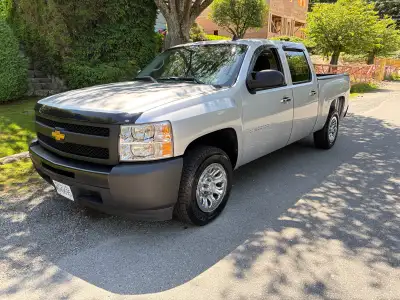 I am selling my 2013 Chevrolet Silverado Crew Cab, 2wd a reliable and sturdy pickup truck with 117,8...