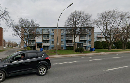 Entierement renove, frais peint, aremoires de ciuisines, plancher flottant, fixtures electriques, va...