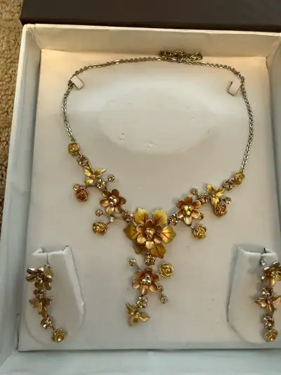 Necklace set, View more
