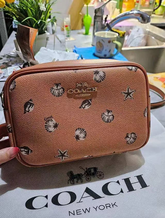 Coach Jamie Camera Bag with Shell Print in Bags & Luggage in Mississauga / Peel Region - Image 2