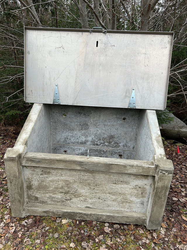 Concrete Garbage Box in Outdoor Tools & Storage in Cole Harbour - Image 4