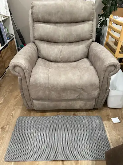 Power recliner (petite), View more