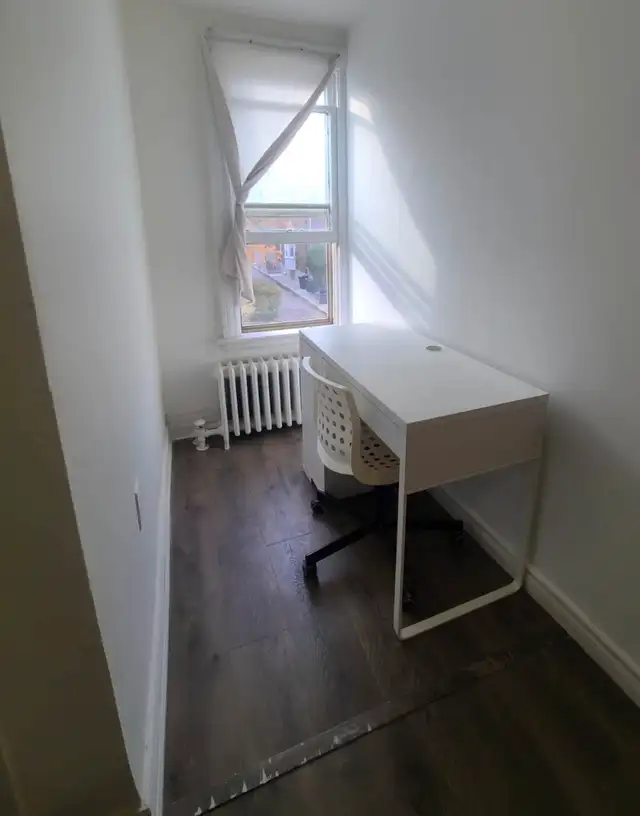 Christie, @Bloor TTC, Room on 2nd Floor to Rent-2Mins TTC Subway