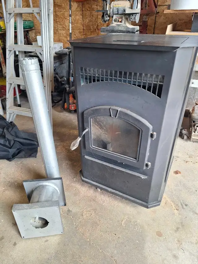 Pellet stove  in Stoves, Ovens & Ranges in Belleville - Image 2