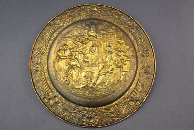 Pair of Vintage Brass Decorative Plates -  England - 14" in Arts & Collectibles in City of Toronto - Image 3