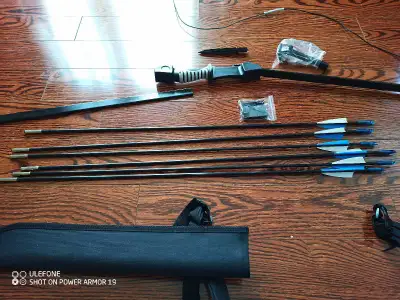 This brand new archery set is perfect for beginners and enthusiasts alike, featuring a durable bow a...