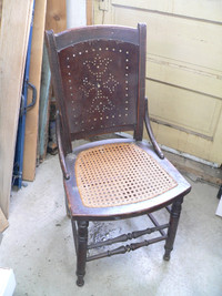 plusieurs chaises antiques a différent prix