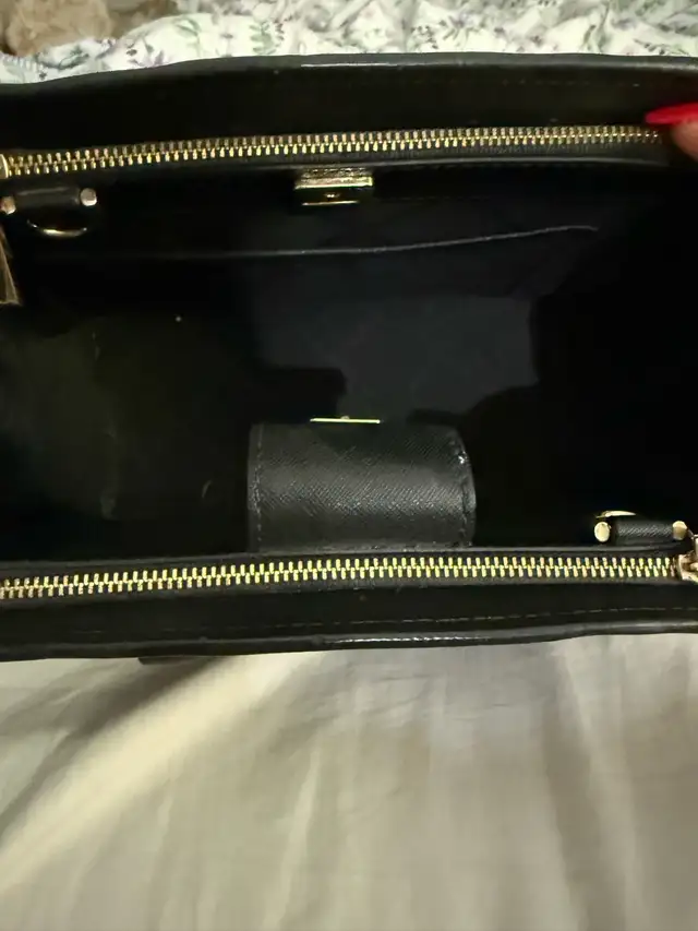 Michael Kors bag in Women's - Bags & Wallets in Oakville / Halton Region - Image 4
