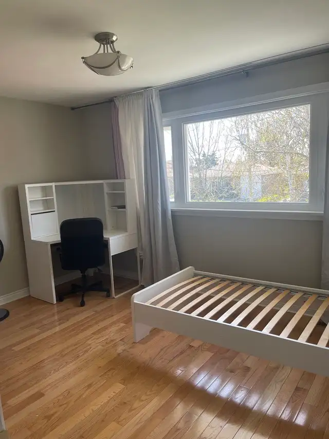 Upper Floor Bedroom - Cawthra/ Burnhamthorpe (5 min Squareone)