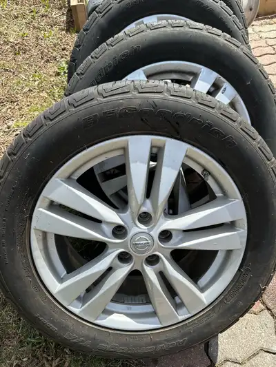 Comme neuf, avec rims et tpms, etait sur un Nissan Quest 2012