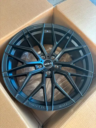 4 mags 18x8 5x114.3 offset 38 cb67.1 réplique neuf dans boîte 880$