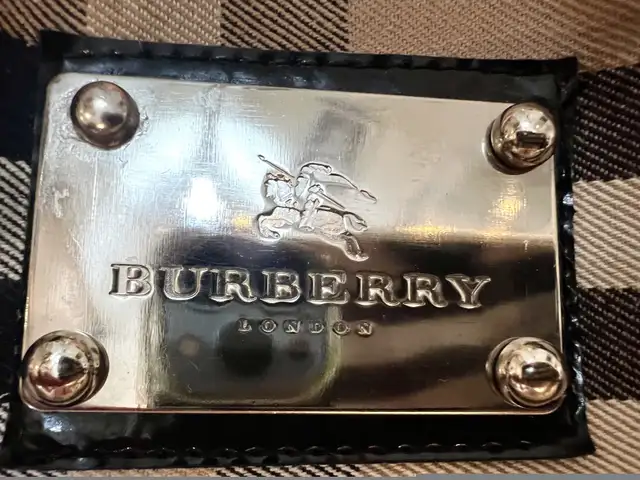 BURBERRY  Beige/Black /Red Nova Check  Handbag in Women's - Bags & Wallets in Oakville / Halton Region - Image 5