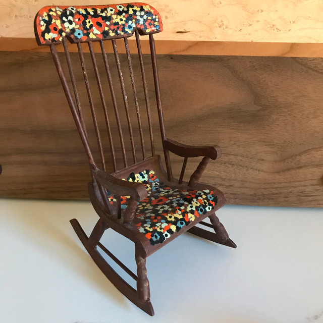 Miniature Rocking Chair Albert Nadeau, Pottery Pot & Dutch Clogs in Arts & Collectibles in Ottawa - Image 2