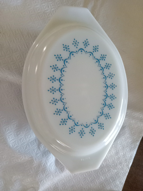Vintage Pyrex Snowflake Blue Garland 1.5 QT Oval Casserole in Kitchen & Dining Wares in Cole Harbour - Image 3
