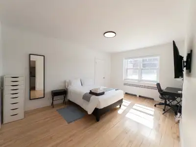 Grand appartement 4 ½ de luxe ensoleillé avec vue sur le centre-ville, entièrement meublé et tout in...