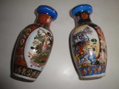 PAIRE DE VASES CHINOIS EN PORCELAINE ARIS guerre bataille IMARI 85001 6" BLEU COBALT Ces vases, étai...