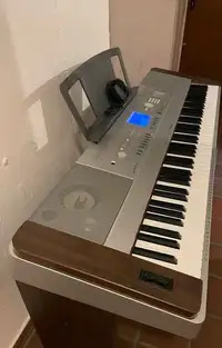 Yamaha Digital Piano DGX640 + Stand/Pedal - Weighted Keys