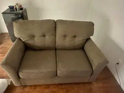 Love seat for sale, in good condition, no rips.