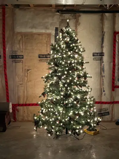Gorgeous 7 1/2 pine pre-lit Christmas tree Bought at Greenlands nursery Like new