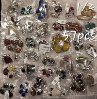 Lot de 57 bijoux de fantaisie. Costume jewelery set.