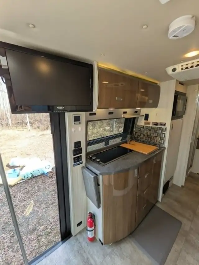 2014 MERCEDES SPRINTER WINNEBAGO CAMPER VAN in RVs & Motorhomes in Edmonton - Image 7