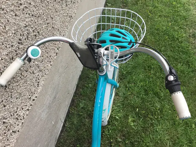 Woman’s cruiser bike. in Cruiser, Commuter & Hybrid in Sudbury - Image 4