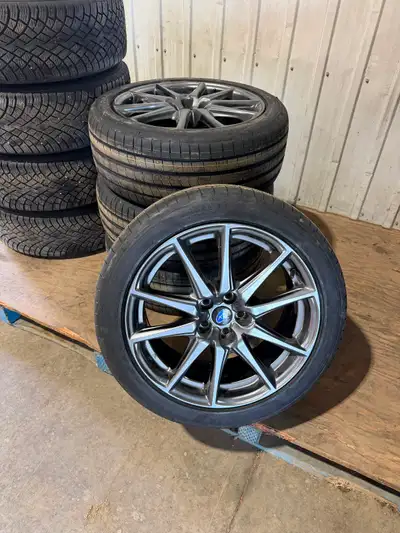 4 roues de Subaru brz 2022 avec pneu Goodyear F1 225/45R17 jamais utiliser les pneus sont neuf