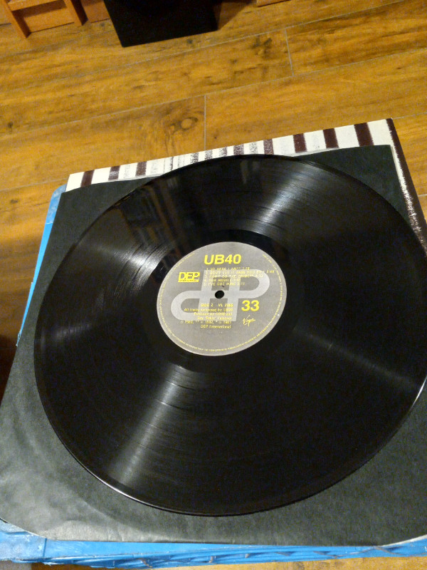 Vinyl Record/LP UB40 Hits 1980-83 Reggae/Ska Perfect Condition in CDs, DVDs & Blu-ray in Trenton - Image 3