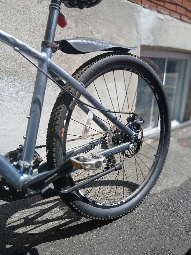 2 velo Beau , bon , tres bon prixx !!! in Cruiser, Commuter & Hybrid in City of Montréal - Image 6