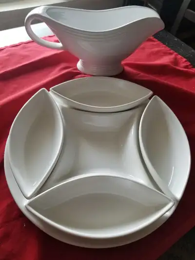 New and never used a 5 pieces st of Maxwell Williams table service + 1 Roscher pc as shown in pictur...