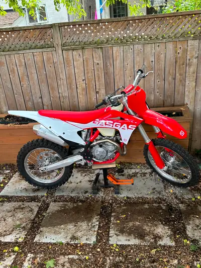 Unused, 0 hours 2022 gasgas EX450F. Bought from GP Bikes. Stock. No time to ride