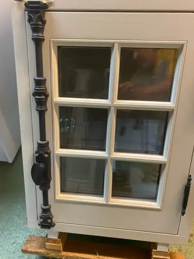 Showroom windows, View more