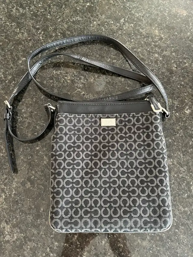 Coach small Cross body bag in Women's - Bags & Wallets in Kitchener / Waterloo - Image 2