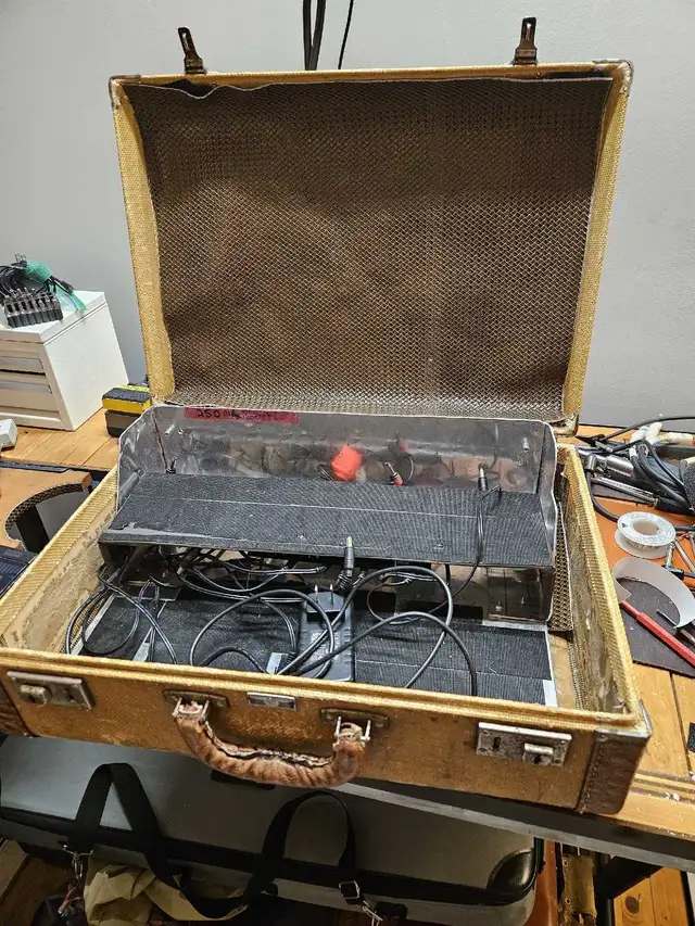 Pedal board, vintage tweed case and power supply in Amps & Pedals in Ottawa - Image 6