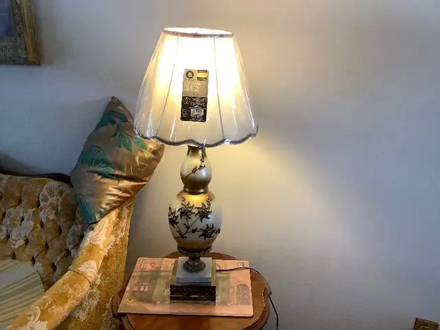 Antique table lamp in Coffee Tables in City of Toronto - Image 3