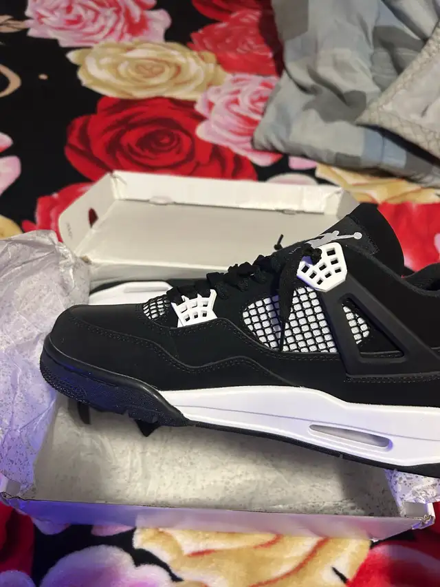 Jordan 4 White Thunders - All sizes in Men's Shoes in Mississauga / Peel Region - Image 5