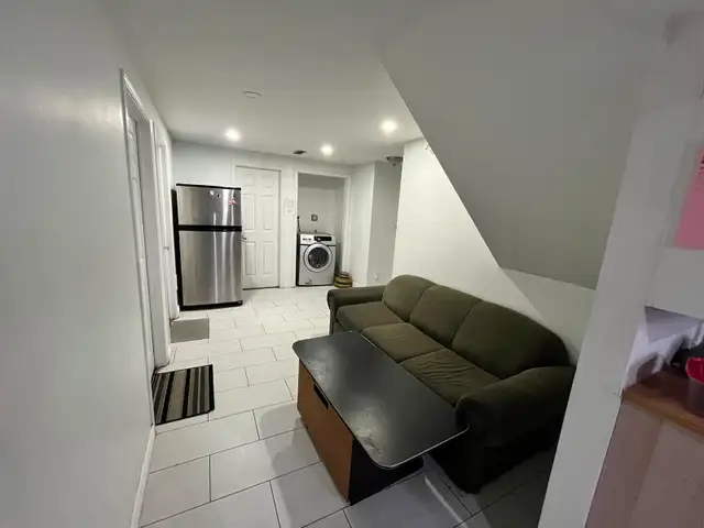 Spacious Basement Room for Rent – Prime Humberwood Location (Mal in Room Rentals & Roommates in Mississauga / Peel Region - Image 3