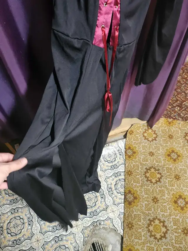 Costume halloween femme Vampire medium in Costumes in Sherbrooke - Image 3