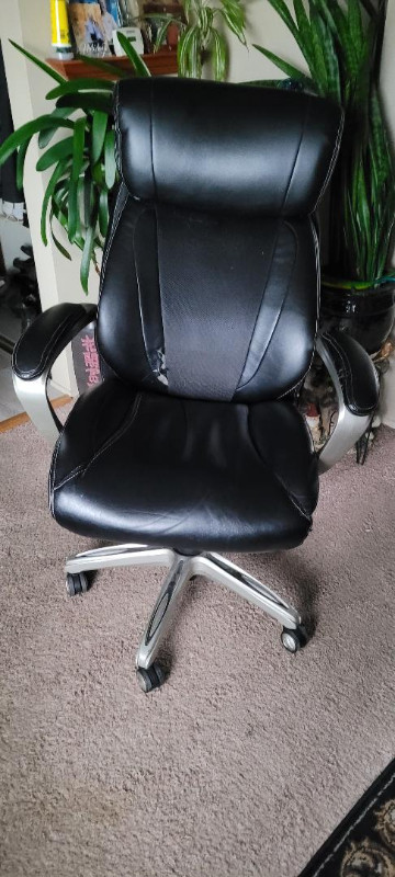 La-Z-Boy Leather Office Chair in Chairs & Recliners in Calgary